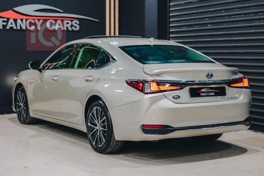 Lexus ES
